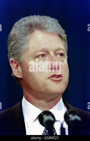 Washington, DC, USA. März 1996. US-Präsident Bill Clinton hält vor der Unterzeichnung des Helms-Burton-Gesetzes zur Verschärfung des kubanischen Embargos im Gebäude des Alten Exekutivbüros des Weißen Hauses am 12. März 1996 in Washington, Clinton wandte sich an den Abschuss von zivilen Flugzeugen durch die Brüder an die Rettungs-Piloten durch kubanische Kampfflugzeuge. Stockfoto