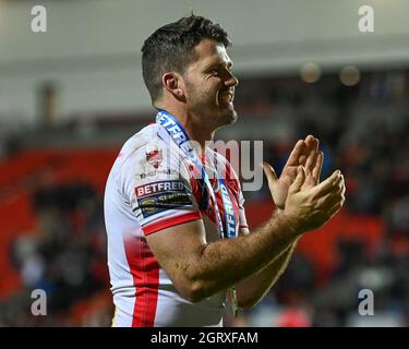 Lachlan Coote (1) von St. Helens applaudiert den Fans am Ende des Spiels Stockfoto