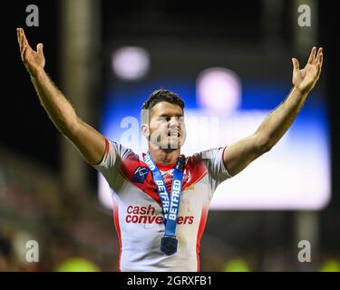 Lachlan Coote (1) von St. Helens dankt den Fans am Ende seines letzten Heimspiels für die Heiligen Stockfoto