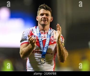 Lachlan Coote (1) von St. Helens applaudiert den Fans am Ende seines letzten Heimspiels für Heilige Stockfoto