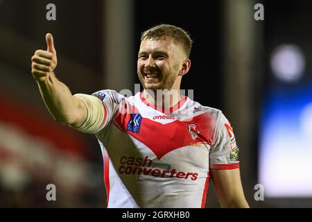 Mark Percival (4) von St. Helens gibt den Fans am Ende des Spiels in, am 10/1/2021, die Daumen hoch. (Foto von Craig Thomas/News Images/Sipa USA) Quelle: SIPA USA/Alamy Live News Stockfoto