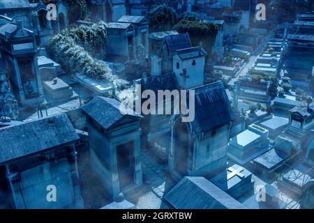 Friedhof an Halloween, beängstigender Friedhof mit mystischem Nebel in gruseliger Nacht. Gräber in dunkel nebliger Stadt. Gespenstischer Ort mit Krypten und Grabsteinen. Ha Stockfoto