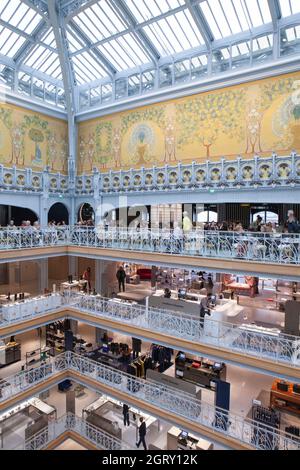 Paris, Frankreich, 1. Oktober 2021: Das Kaufhaus Samaritaine wurde nach einer langen Renovierung wiedereröffnet, die viele seiner Art-Deco- und Jugendstilelemente bewahrt hat. Das Gebäude umfasst jetzt ein Hotel, das Cheval Blanc, und mehrere Orte zum Essen und Trinken, vor allem unter dem Glasdach, umgeben von Wandmalereien mit Pfauen. Im Erdgeschoss verkauft die 'Boutique de Loulou' Geschenkartikel, während der Rest des Ladens Luxusdesignmarken gewidmet ist. Anna Watson/Alamy Live News Stockfoto