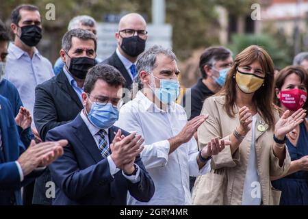 Barcelona, Katalonien, Spanien. Oktober 2021. Der Präsident der Generalitat von Katalonien, Pere Aragones, die Präsidentin des Parlaments von Katalonien, Laura Borras und die Präsidentin von Omnium Cultural, Jordi Cuixart wird zum Gedenken an den vierten Jahrestag des katalanischen Unabhängigkeitsreferendums von 2017 gesehen.Vertreter aller katalanischen Unabhängigkeitsparteien und -Einheiten haben gemeinsam in Barcelona am 1. Oktober den vierten Jahrestag des katalanischen Unabhängigkeitsreferendums von 2017 begangen, das von der katalanischen Vereinigung Omnium Cultural einberufen wurde. Unter den Teilnehmern war der Presid Cr Stockfoto