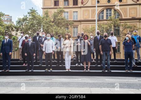 Barcelona, Katalonien, Spanien. Oktober 2021. Der Präsident der Generalitat von Katalonien, Pere Aragones, die Präsidentin des Parlaments von Katalonien, Laura Borras, die Präsidentin der politischen Partei Esquerra Republicana, Oriol Junqueras, der Präsident der katalanischen Nationalversammlung, Elisenda Paluzie, die Präsidentin von Omnium Cultural, die ehemalige Präsidentin der katalanischen Nationalversammlung, Jordi Sanchez und der Präsident von Omnium Cultural, Jordi Cuixart, sind in Gedenken an den vierten Jahrestag des katalanischen Unabhängigkeitsreferendum von 2017 zu sehen.Vertreter aller katalanischen inde Cr Stockfoto