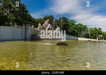 31. Mai 2019 - Wien, Österreich - Neptunbrunnen im Schloss Schönbrunn. Sonniger Frühlingstag Stockfoto