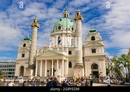 31 Mai 2019 Wien, Österreich - Karlskirche im bewölkten Frühling. Viele Touristen auf den Straßen. Wahrzeichen der Kunst Stockfoto