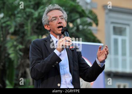 Napoli, Italien. Oktober 2021. Gaetano Manfredi Kandidat für das Amt des Bürgermeisters von Neapel, während der Wahlkampagne, die auf der Piazza Dante in Neapel stattfand. Neapel, Italien, 01. September 2021. (Foto von Vincenzo Izzo/Sipa USA) Quelle: SIPA USA/Alamy Live News Stockfoto