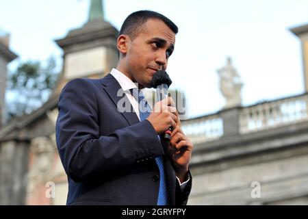 Napoli, Italien. Oktober 2021. Luigi Di Maio, Außenminister, während des Abschlusses des Wahlkampfs zur Unterstützung des Kandidaten für den Bürgermeister Gaetano Mapredi, der auf der Piazza Dante in Neapel stattfand. Neapel, Italien, 01. September 2021. (Foto von Vincenzo Izzo/Sipa USA) Quelle: SIPA USA/Alamy Live News Stockfoto