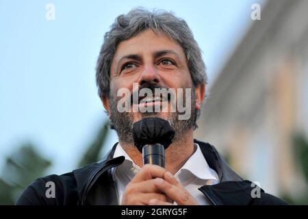 Napoli, Italien. Oktober 2021. Roberto Fico, Präsident der Abgeordnetenkammer, während des Abschlusses des Wahlkampfs zur Unterstützung des Kandidaten für den Bürgermeister Gaetano Maffredi, der auf der Piazza Dante in Neapel stattfand. Neapel, Italien, 01. September 2021. (Foto von Vincenzo Izzo/Sipa USA) Quelle: SIPA USA/Alamy Live News Stockfoto