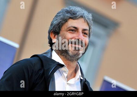 Napoli, Italien. Oktober 2021. Roberto Fico, Präsident der Abgeordnetenkammer, während des Abschlusses des Wahlkampfs zur Unterstützung des Kandidaten für den Bürgermeister Gaetano Maffredi, der auf der Piazza Dante in Neapel stattfand. Neapel, Italien, 01. September 2021. (Foto von Vincenzo Izzo/Sipa USA) Quelle: SIPA USA/Alamy Live News Stockfoto