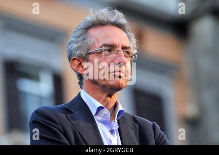 Napoli, Italien. Oktober 2021. Gaetano Manfredi Kandidat für das Amt des Bürgermeisters von Neapel, während der Wahlkampagne, die auf der Piazza Dante in Neapel stattfand. Neapel, Italien, 01. September 2021. (Foto von Vincenzo Izzo/Sipa USA) Quelle: SIPA USA/Alamy Live News Stockfoto