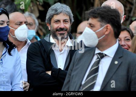 Napoli, Italien. Oktober 2021. Roberto Fico, Präsident der Abgeordnetenkammer, während des Abschlusses des Wahlkampfs zur Unterstützung des Kandidaten für den Bürgermeister Gaetano Maffredi, der auf der Piazza Dante in Neapel stattfand. Neapel, Italien, 01. September 2021. (Foto von Vincenzo Izzo/Sipa USA) Quelle: SIPA USA/Alamy Live News Stockfoto