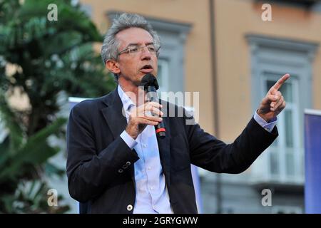 Napoli, Italien. Oktober 2021. Gaetano Manfredi Kandidat für das Amt des Bürgermeisters von Neapel, während der Wahlkampagne, die auf der Piazza Dante in Neapel stattfand. Neapel, Italien, 01. September 2021. (Foto von Vincenzo Izzo/Sipa USA) Quelle: SIPA USA/Alamy Live News Stockfoto