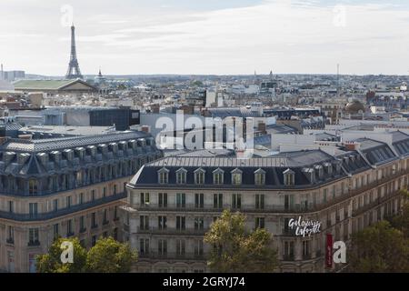 Paris, Frankreich, 30. September 2021: Das Kaufhaus Galleries Lafayette verfügt über eine für die Öffentlichkeit zugängliche Dachterrasse mit einer Instagram-fertigen Skulptur mit der Aufschrift Paris Mon Amour (Paris My Love) und Blick über die Dächer auf den Eiffelturm oder hinunter auf die Straße darunter, Boulevard Haussmann. Anna Watson/Alamy Stockfoto