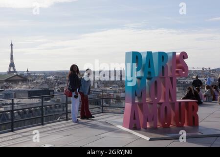 Paris, Frankreich, 30. September 2021: Das Kaufhaus Galleries Lafayette verfügt über eine für die Öffentlichkeit zugängliche Dachterrasse mit einer Instagram-fertigen Skulptur mit der Aufschrift Paris Mon Amour (Paris My Love) und Blick über die Dächer auf den Eiffelturm oder hinunter auf die Straße darunter, Boulevard Haussmann. Anna Watson/Alamy Stockfoto