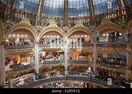 Paris, Frankreich, 30. September 2021: Das Kaufhaus Galleries Lafayette am Boulevard Haussmann verfügt über eine wunderschöne Buntglaskuppel über der Hauptetage des Geschäfts. Anna Watson/Alamy Stockfoto