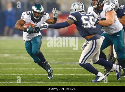 Arlington, USA. November 2014. Philadelphia Eagles im Rücklauf LeSean McCoy (25) nimmt am 27. November 2014 im AT&T Stadium in Arlington, Texas, am 38-Yard-Touchdown-Lauf am Linebacker Anthony Hitchens (59) der Dallas Cowboys Teil. (Foto von Ron Jenkins/Fort Worth-Star Telegram/TNS/Sipa USA) Quelle: SIPA USA/Alamy Live News Stockfoto