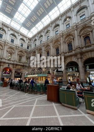 London, Greater London, England, September 21 2021: Fortnum and Mason Bar and Restaurant in the Royal Exchange, City of London. Stockfoto