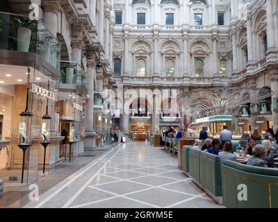 London, Greater London, England, September 21 2021: Fortnum and Mason Bar and Restaurant in the Royal Exchange, City of London. Stockfoto