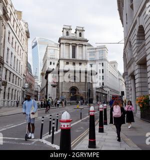 London, Greater London, England, September 21 2021: City of London mit Bank Underground Station und Walkie Talkie Skyscraper dahinter. Stockfoto