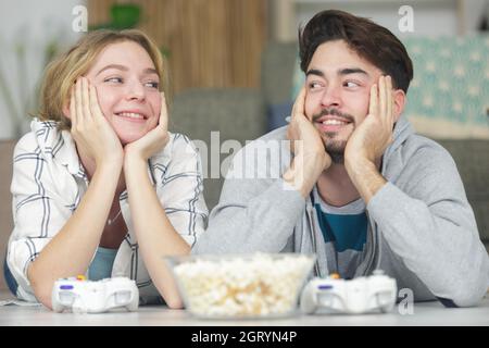 Ein verliebter Partner sitzt auf einem Sofa im Wohnzimmer Stockfoto