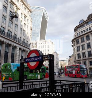 London, Greater London, England, September 21 2021. U-Bahn-Station in der City of London mit Bussen an einer Kreuzung. Stockfoto