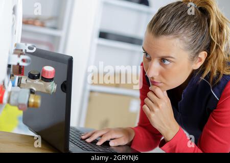 Kesseltechnikerin, die das Problem untersucht Stockfoto