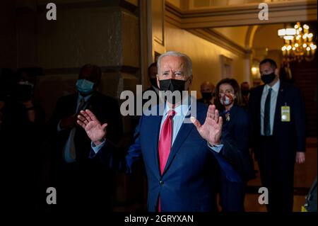 Washington DC, USA. Oktober 2021. Die Sprecherin des Repräsentantenhauses der Vereinigten Staaten, Nancy Pelosi (Demokrat von Kalifornien), rechts, hört zu, während US-Präsident Joe Biden sich einen Moment Zeit nimmt, um Reportern Kommentare zu geben, während er das US-Kapitol nach Gesprächen über das Infrastrukturgesetz am Freitag, den 1. Oktober 2021 in Washington, DC, verlässt. Kredit: Rod Lampey/CNP/dpa/Alamy Live Nachrichten Stockfoto