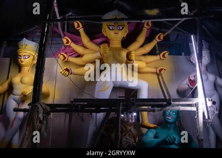 Idole der Göttin Durga werden zusammen mit ihren Kindern vorbereitet und bekommen letzte Details in Kumartuli, dem Kunsthandwerkszentrum von Kalkutta, kurz vor Durga Puja, dem größten Festival Bengals. Die Feier wird etwa eine Woche lang stattfinden, beginnend am 10. Dieses Monats. Während die Stadt der Freude ihre größte Größe in weniger als einer Woche Wartezeit erleben wird, ist es offensichtlich, dass Kumartuli selbst in dieser pandemischen Situation eine große Anzahl von Menschenmengen miterlebt. Paare versammeln sich über den Ort, um ihre Porträts zusammen mit dem Idol der Göttin als Teil der Prewedding-Shootings oder der trendigen ‘ zu machen Stockfoto