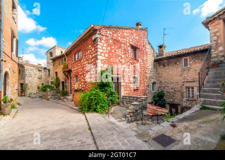 Wohnungen und Geschäfte in den engen Gassen und verwinkelten Gassen des mittelalterlichen Dorf Tourrettes sur Loup in Süd frankreich. Stockfoto