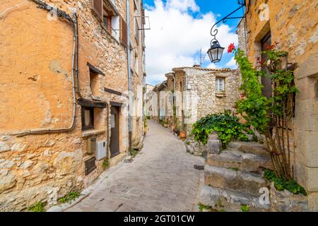 Wohnungen und Geschäfte in den engen Gassen und verwinkelten Gassen des mittelalterlichen Dorf Tourrettes sur Loup in Süd frankreich. Stockfoto