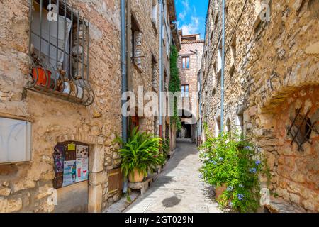 Wohnungen und Geschäfte in den engen Gassen und verwinkelten Gassen des mittelalterlichen Dorf Tourrettes sur Loup in Süd frankreich. Stockfoto