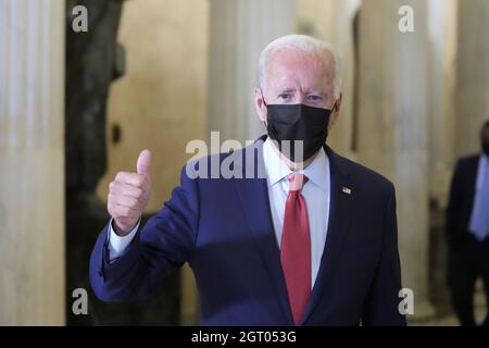 Washington DC, USA. Oktober 2021. Der Präsident der Vereinigten Staaten, Joe Biden, begleitet von der Sprecherin des US-Repräsentantenhauses, Nancy Pelosi (Demokrat von Kalifornien), macht sich auf den Weg, als er am Freitag, den 1. Oktober 2021, in Washington, DC, nach seinem Treffen auf dem Capitol Hill mit Mitgliedern des demokratischen Caucus des Repräsentantenhauses sprach. Foto von Chris Kleponis/UPI Kredit: UPI/Alamy Live News Stockfoto