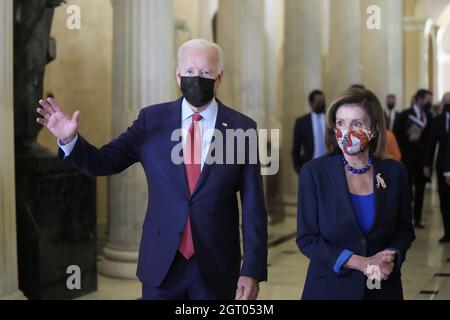 Washington DC, USA. Oktober 2021. Der Präsident der Vereinigten Staaten, Joe Biden, begleitet von der Sprecherin des US-Repräsentantenhauses, Nancy Pelosi (Demokrat von Kalifornien), reist nach seinem Treffen auf dem Capitol Hill ab, um am Freitag, dem 1. Oktober 2021, in Washington, DC, mit Mitgliedern des demokratischen Caucus des Repräsentantenhauses zu sprechen. Foto von Chris Kleponis/UPI Kredit: UPI/Alamy Live News Stockfoto