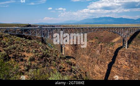 Breite Spannweite der Rio Grand Gorge Bridge in New Mexico, USA Stockfoto