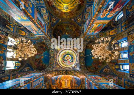 Decke, Säulen und Wände mit Mosaiken, die religiöse Szenen in der Heilandskirche auf verschüttetem Blut darstellen, Sankt Petersburger Russland Stockfoto