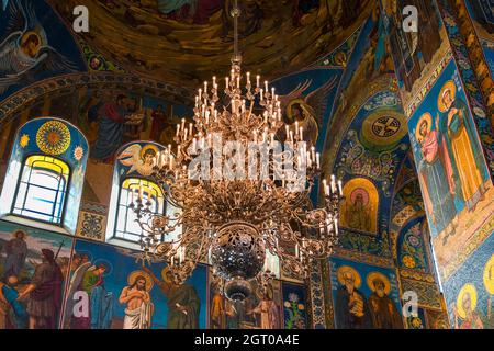 Decke, Säulen und Wände mit Mosaiken, die religiöse Szenen in der Heilandskirche auf verschüttetem Blut darstellen, Sankt Petersburger Russland Stockfoto