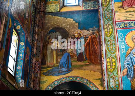 Biblische Szenen in goldenen und blauen Mosaiken in der Kirche unseres Erlösers auf vergossenen Blut in Sankt Petersburg, Russland. Stockfoto