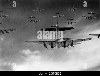 B-17 Fliegende Festungen der 398. Bombardierungsgruppe fliegen am 13. April 1945 einen Bombenanschlag nach Neumünster, Deutschland. Stockfoto