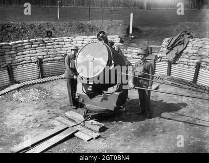 Flugabwehrscheinwerfer und Besatzung im Royal Hospital in Chelsea in London, 17. April 1940. Dies ist das 90-mm-Modell. Die Röhre oben im Licht ist ein Ventilator, der den Innenraum kühlt. Stockfoto