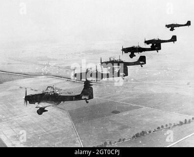 Junkers Ju-87 Stuka-Tauchbomber fliegen im 2. Weltkrieg in Formation über Polen Stockfoto