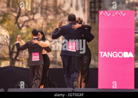 25. September 2021, Argentinien, Buenos Aires: tangotänzer während der Finalrunde der Tango-Weltmeisterschaft. Stockfoto