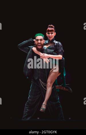 25. September 2021, Argentinien, Buenos Aires: Emmanuel Casal und Yanina Muzyka tanzen im Finale der Tango-Weltmeisterschaft. Stockfoto