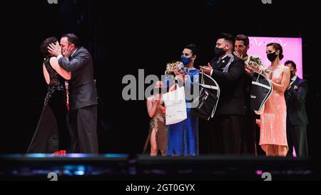 25. September 2021, Argentinien, Buenos Aires: Bárbara Ferreyra & Agustín Agnez feiern den ersten Platz beim Salon Tango Finale. Stockfoto