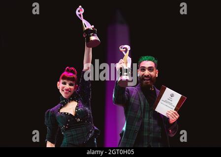 25. September 2021, Argentinien, Buenos Aires: Emmanuel Casal und Yanina Muzyka feiern den ersten Platz im Stage Tango Finale. Stockfoto