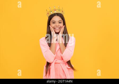 Smug glücklich teen Mädchen in Hause Frottee Bademantel und Prinzessin Krone, Schmuggel Stockfoto