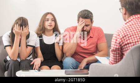 Psychologe geben Familientherapie für Papa Mutter und Tochter Mädchen, Psychologie Stockfoto