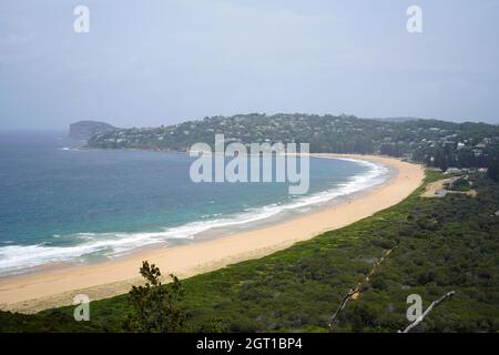 Palmenstrand, von der Barrenjoey-Strecke aus gesehen, an einem bewölkten Tag. Stockfoto