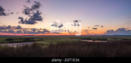 Sonnenaufgang über dem Salzwassermarsch entlang des Tolomato River in St. Augustine, Florida. Stockfoto